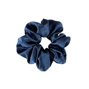 Elegante coletero de satén azul marino con acabado satinado brillante y pliegues para mujer