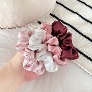 Lot de trois chouchous élégants en satin de soie aux couleurs rose, blanc et rouge vin