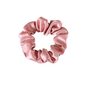 Chouchou élégant en satin rose avec finition brillante et texture plissée chic