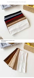Gros plan de bandeaux élastiques en tricot multicolores dans un décor style de vie épuré
