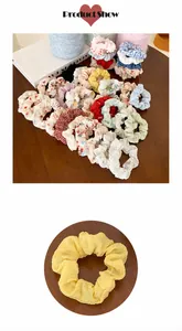Gros plan de chouchous à motifs floraux variés avec une texture élastique et souple