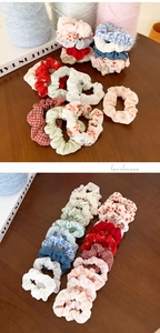 Vue à plat de chouchous en tissu à fleurs et à pois dans divers coloris et motifs