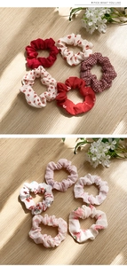Gros plan de chouchous à motifs floraux et cœurs rouges sur une surface en bois