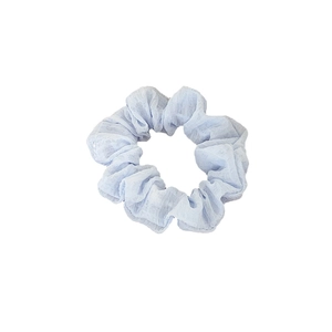 Chouchou floral bleu clair avec texture froissée douce et tissu élastique durable