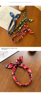Détail du bandeau noué avec oreilles de lapin aux motifs rétro et couleurs variées