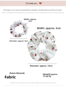 Dettaglio di elastici bianchi con stampa a ciliegia e etichette di misura 8 cm e 12 cm di larghezza