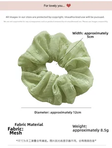 Dettaglio dell'elastico per capelli in tulle verde con diametro di 12cm e larghezza 5cm
