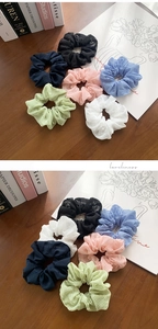 Dettaglio di elastici scrunchie colorati con texture a quadretti e pois in rilievo