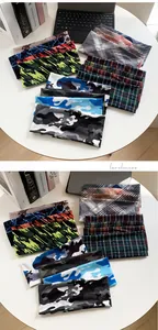 Vue détaillée de divers bandeaux de sport élastiques avec motifs camouflage et à carreaux