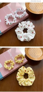 Set dettagliato di elastici scrunchie con stampa ciliegie in bianco e giallo a quadretti