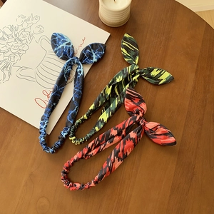 Trois bandeaux rétro à oreilles de lapin avec motifs à carreaux colorés sur bois