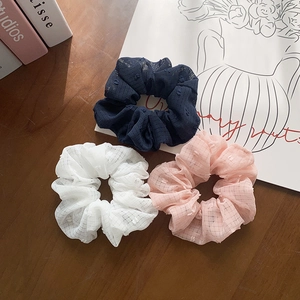 Set di tre elastici per capelli in mesh blu navy, bianco e rosa con ricami floreali