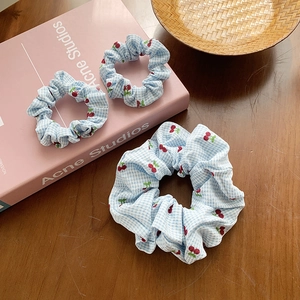 Set di elastici per capelli a quadretti blu con ricamo ciliegia su legno caldo