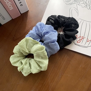Set di tre elastici per capelli in tinta unita verde, blu e nero con texture sottile