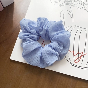 Elastico per capelli celeste con griglia bianca e pois 3D su sfondo floreale