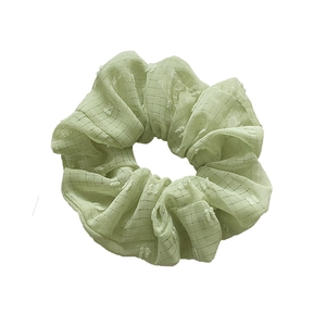 Scrunchie verde chiaro con pompon e trama a scacchi per acconciature minimaliste