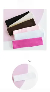 Vue détaillée montrant la texture côtelée épaisse et le tissu en tricot des bandeaux
