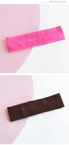 Détail de la texture en maille côtelée des bandeaux élastiques larges en fuchsia et marron
