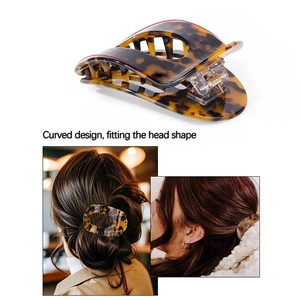 Dettaglio molletta per capelli tartarugata con design curvo per adattarsi alla testa