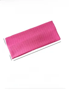 Bandeau en tricot rose avec texture rayée montrant les dimensions de 20cm sur 8,5cm