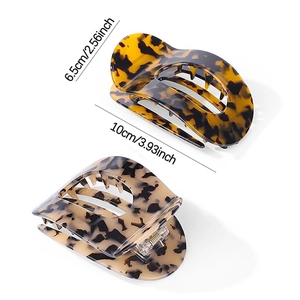 Dettaglio delle pinze per capelli ovali in acetato con dimensioni 10cm x 6,5cm e motivi