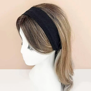 Bandeau de sport tricoté noir élastique pour le yoga et le fitness sur un modèle