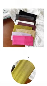 Détail de bandeaux en maille côtelée de diverses couleurs avec texture florale subtile