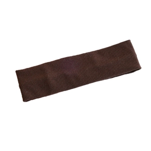 Bandeau de sport en tricot marron foncé avec texture côtelée pour le yoga et le fitness