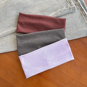 Trois bandeaux larges en maille minimalistes avec motif jacquard cœur en rouge, gris et mauve