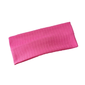 Bandeau large en maille côtelée rouge rose avec motifs ajourés décoratifs