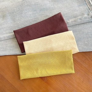 Lot de trois bandeaux en tricot rouge, beige et jaune avec motifs de cœurs ajourés