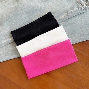 Lot de trois bandeaux élastiques larges en noir, blanc et rose rouge avec motifs de cœur