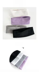 Vista dettagliata delle fasce in maglia a coste in beige, viola, grigio e nero