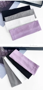 Dettaglio di quattro fasce per capelli in maglia a coste in tinta unita stile minimal