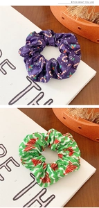Detail von Weihnachts-Satin-Haargummis mit Zuckerstangen- und Tannenbaummustern