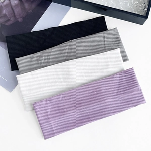 Set di fasce per capelli in maglia a coste in nero, grigio, bianco e viola per sport