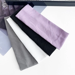 Set di quattro fasce per capelli in maglia a coste in grigio, bianco, nero e viola