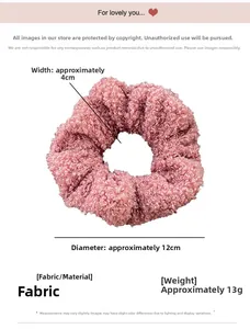Détail d'un chouchou en tissu peluche rose avec 12 cm de diamètre et 4 cm de largeur