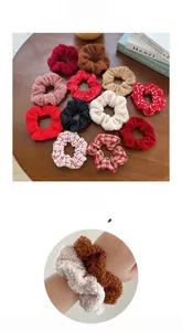 Détail de chouchous multi-matières en peluche, tweed et tricot dans des tons rouge et crème