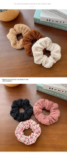 Détail de chouchous assortis en peluche et tweed avec diverses textures et couleurs