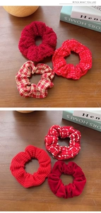 Vue détaillée de chouchous rouges en tissus variés comme le tweed et le velours doux