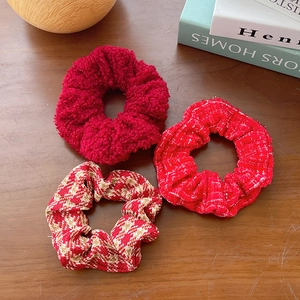 Lot de trois chouchous rouges en peluche et à carreaux pour accessoires de coiffure