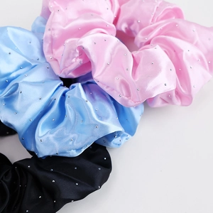 Lot de trois chouchous en satin avec strass en couleurs rose, bleu et noir