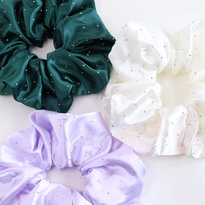 Chouchous en satin sertis de strass en vert, violet et crème pour coiffures élégantes