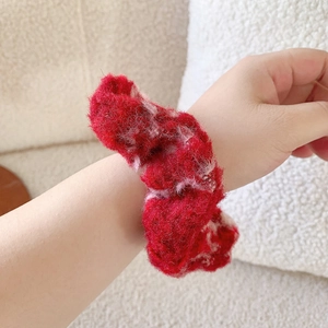 Red and white plush marble-effect scrunchie made of soft faux fur for women hair styling