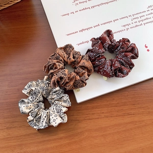 Lot de 3 chouchous imprimé cachemire rouge, caramel et crème avec pendentifs dorés