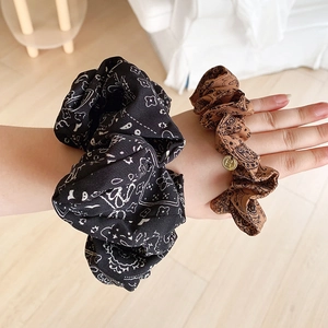 Chouchous élégants à motif cachemire noir et marron avec un charmant pendentif en or H