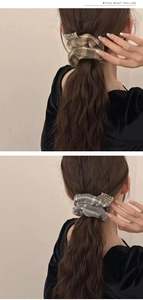 Detail von karierten Stoff-Scrunchies in Braun und Grau mit minimalistischen Webetiketten