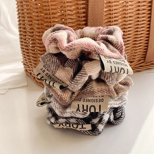 Britisches Karo-Haargummi-Set in Rosa und Erdtönen mit Vintage-Stoffetiketten