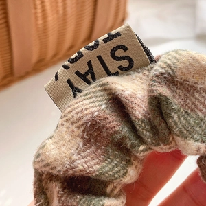 Britisches Karo-Haargummi mit STAY-Label aus braun-grünem Vintage-Webstoff für Frauen
